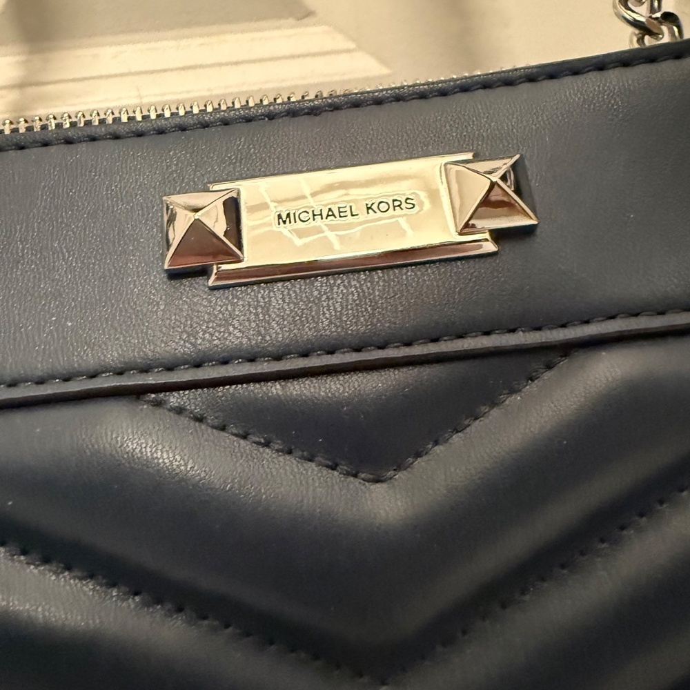 Michael Kors NWT Whitney Medium Quilted Shoulder Bag in navy blue - Picture 3 of 7